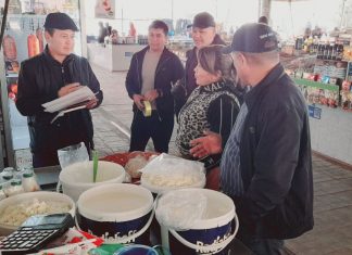 Termiz shahar Sanepid bo’limi xodimlari tomonidan Termiz shahar «YASHIL DUNYO» markaziy dehqon va oziq ovqat bozori hududida yangi yil oldidan aholiga qulay shart sharoitlar yaratish va aholiga sifatli va halol xizmat ko’rsatish bo’yicha bozordagi oziq ovqat do’konlari faoliyati bilan tanishildi.